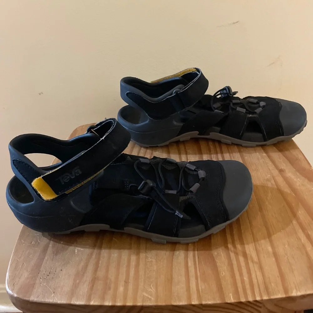 EUC Teva Men’s Flintwood Black Closed Toe Water Creek Beach Shoes Sandals w/ Box